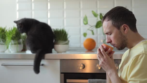 Sjuk man försöker känna lukten av halv färsk grapefrukt, har symtom på Covid-19 infektion — Stockvideo