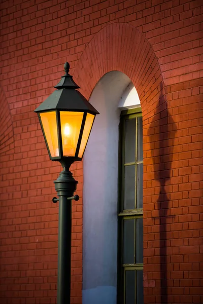 Pomerančové Světlo Pouliční Lampy Zářící Historická Pouliční Lampa Červená Cihlová — Stock fotografie