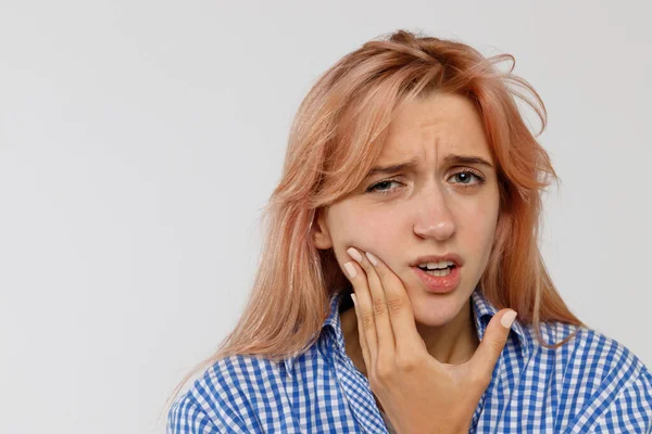 牙齿问题或牙病 年轻的女性感到疼痛 手牵着他的面颊 患有严重的牙齿疼痛 孤立在灰色的背景下 敏感搪瓷概念 — 图库照片
