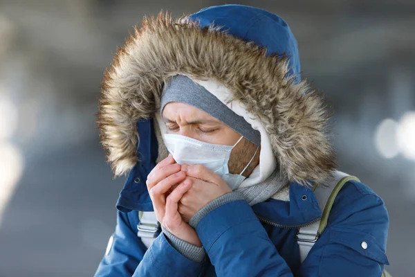 Primer Plano Del Joven Enfermo Que Tiene Resfriado Estornudos Tos — Foto de Stock