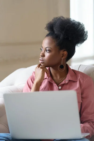 Afro américain millennial femme avec afro coiffure assis sur canapé prendre une pause de travail sur ordinateur portable — Photo