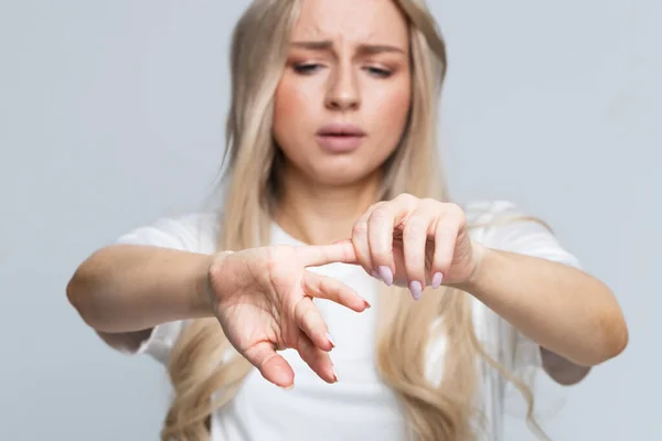 在电脑工作后 有手指疼痛 伸展运动和按摩手指的女人 手关节炎 办公室综合症概念 — 图库照片