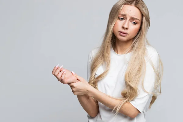 Mujer Joven Malsana Sosteniendo Muñeca Dolorosa Sufriendo Dolor Mano Mirada — Foto de Stock