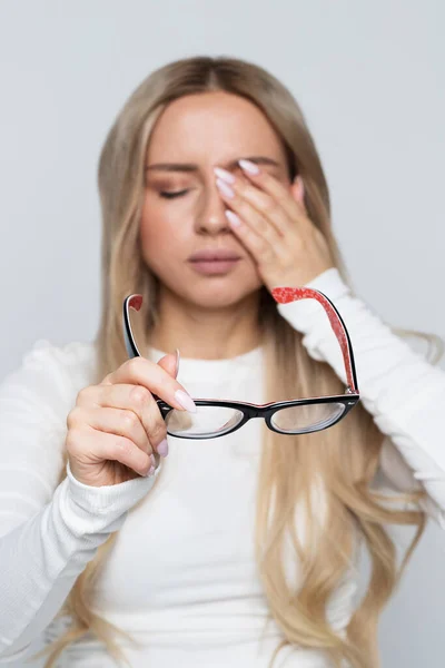 Szemüveggel Kezében Dörzsöli Szemét Fáradtnak Érzi Magát Miután Dolgozott Laptopon — Stock Fotó