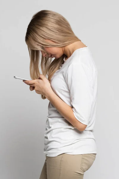Blanke Vrouw Met Behulp Van Mobiele Telefoon Met Scoliose Zijaanzicht — Stockfoto