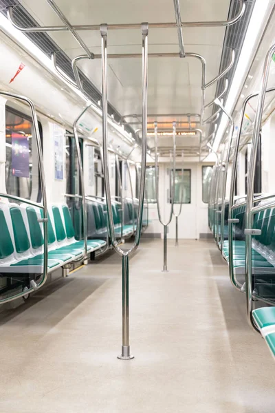 コロナウイルスパンデミックの間の地下鉄列車の空の列車の座席 手すりに選択的な焦点 検疫による公共交通機関の旅客輸送の大幅な減少 — ストック写真