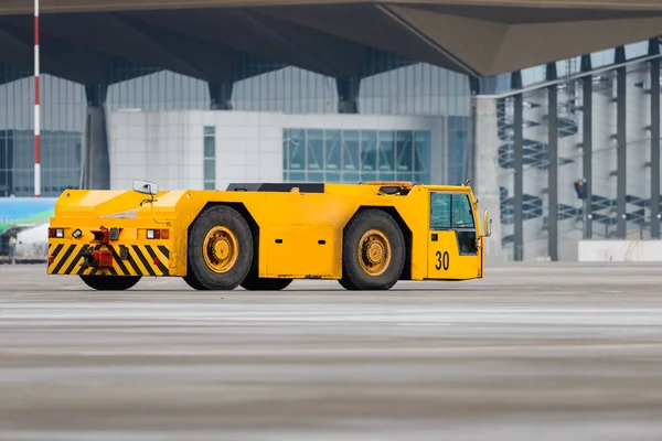 Αεροπλάνο Κίτρινο Φορτηγό Pushback Κίνηση Στο Αεροδρόμιο Ειδικό Όχημα Χαμηλού — Φωτογραφία Αρχείου