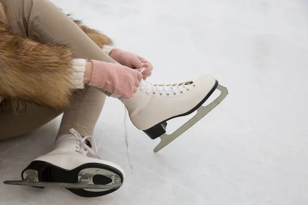 Närbild Kvinnor Päls Och Rosa Handskar Bär Vita Skridskor Ishallen — Stockfoto