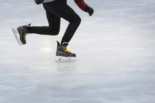 겨울에 스케이트를 타면서 사람의 다리를 클로즈업하는 공간에서 스케이트 스케이트장에서 가능하다 — 스톡 사진