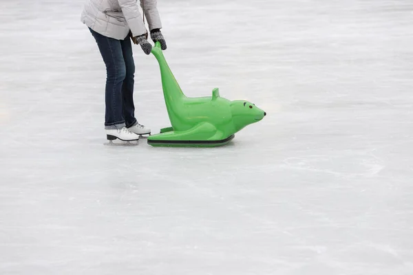 Des Aides Patineurs Pour Maintenir Équilibre Sur Glace Femme Sur — Photo