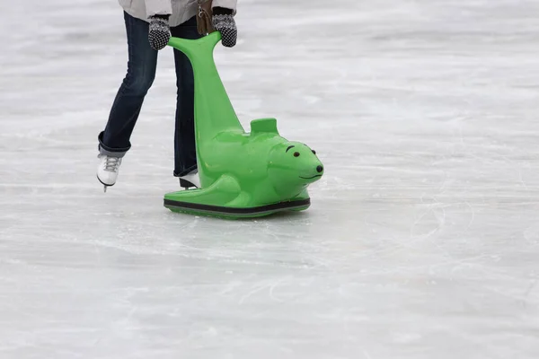 Des Aides Patineurs Pour Maintenir Équilibre Sur Glace Femme Sur — Photo