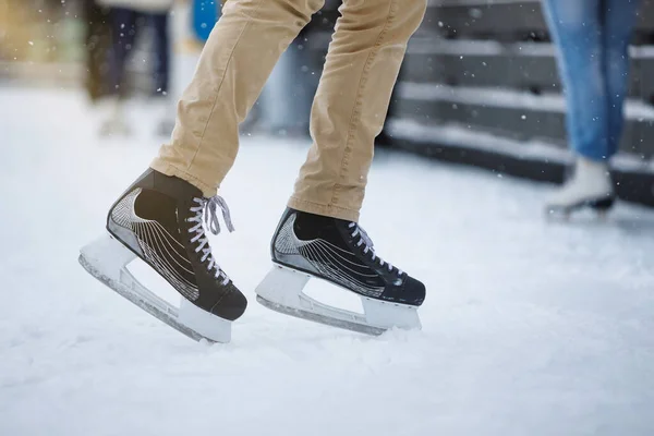 Närbild Benen Skridskoåkare Utomhus Ishall Bottenvy Män Står Och Poserar — Stockfoto