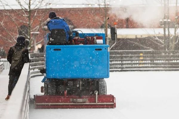 Preparación Hielo Pista Entre Sesiones Clima Nevado Hielo Pulido Listo —  Fotos de Stock