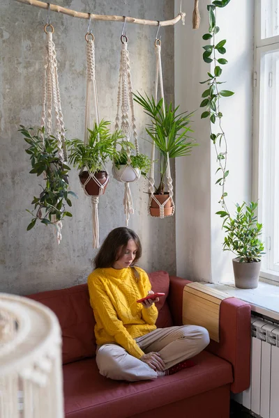 Freelancer Mulher Suéter Amarelo Descansando Sentado Sofá Sob Macrame Algodão — Fotografia de Stock