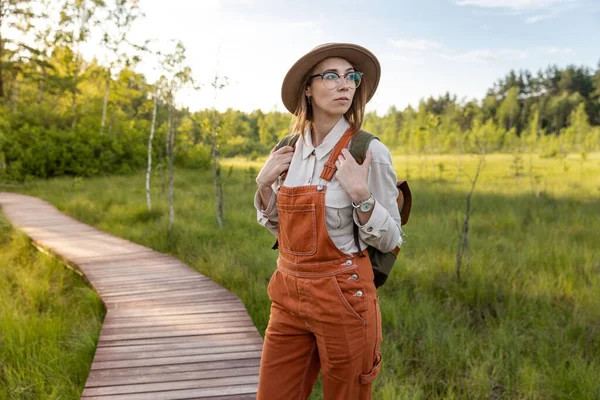 Портрет Женщины Ботаника Рюкзаком Экологической Пешеходной Тропе Летом Naturalist Exploring — стоковое фото