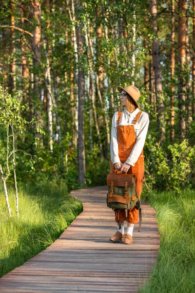 Портрет Женщины Ботаника Рюкзаком Экологической Пешеходной Тропе Летом Naturalist Exploring — стоковое фото