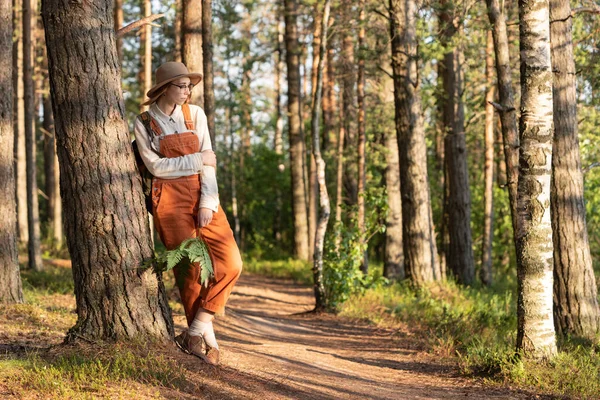 Портрет Женщины Ботаника Рюкзаком Экологической Пешеходной Тропе Лесу Приключения Натуралиста — стоковое фото