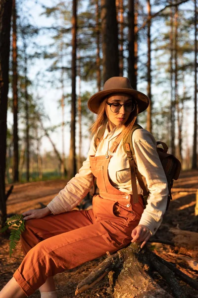 Портрет Женщины Ботаника Рюкзаком Экологической Пешеходной Тропе Летом Натуралист Сидит — стоковое фото
