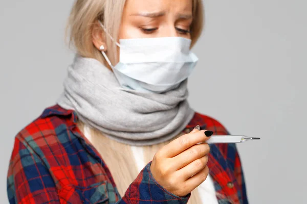 Mujer Joven Enferma Con Camisa Cuadros Bufanda Envuelta Con Fiebre — Foto de Stock