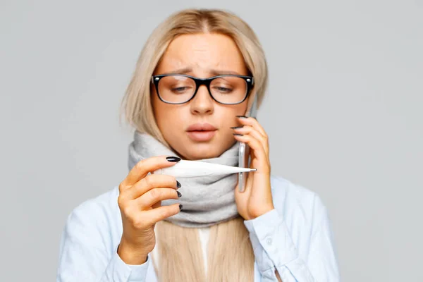 Primer Plano Linda Mujer Poco Saludable Anteojos Llamando Médico Por — Foto de Stock