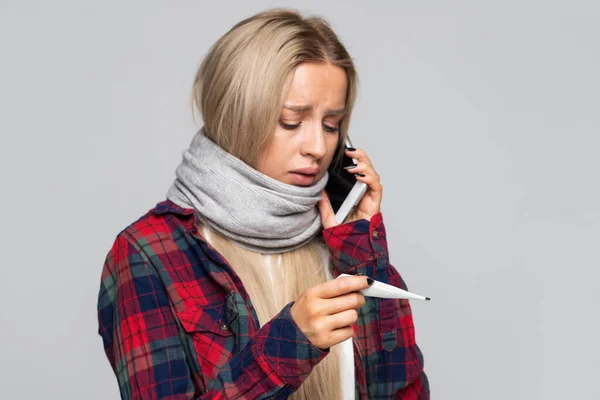 Mujer Joven Enferma Mirando Termómetro Hablando Por Teléfono Tiene Síntomas — Foto de Stock