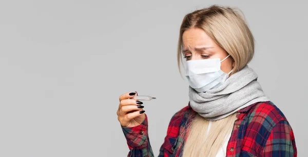Mujer Joven Europea Enferma Mirando Termómetro Sintiéndose Mal Usando Máscara — Foto de Stock