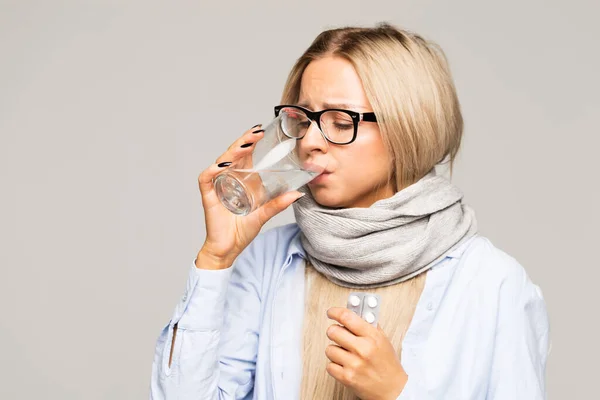 シャツ ラップスカーフ水と薬のガラスを保持する女性 病気の女性はインフルエンザがある 寒い季節 — ストック写真