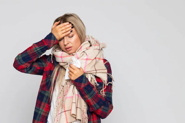 Mujer Con Camisa Cuadros Bufanda Envuelta Con Dolor Cabeza Sosteniendo — Foto de Stock