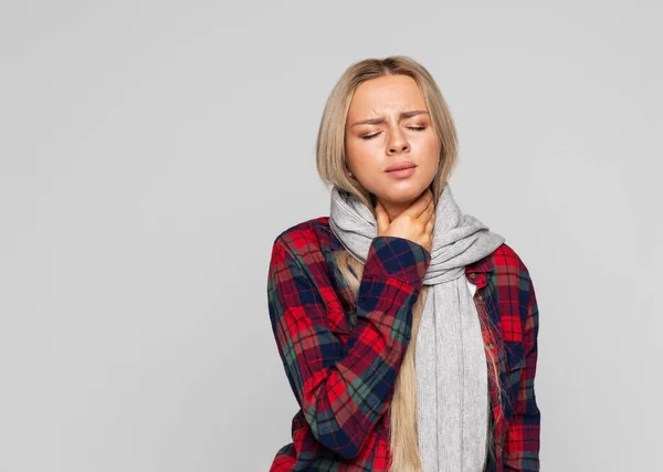 Mujer Joven Trastornada Con Camisa Cuadros Envuelta Una Bufanda Con — Foto de Stock