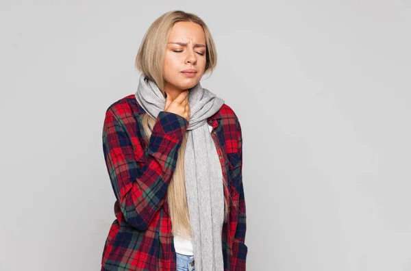 Overstuur Jonge Vrouw Gecontroleerd Shirt Gewikkeld Sjaal Met Zere Keel — Stockfoto