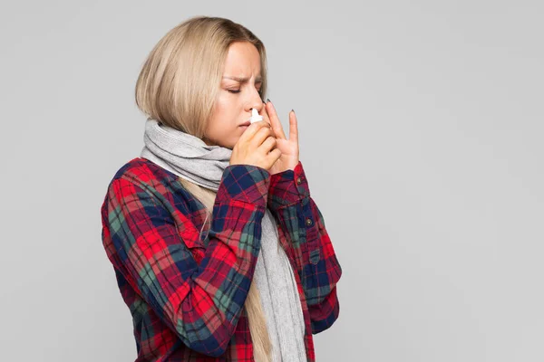 Primer Plano Mujer Molesta Camisa Cuadros Envuelta Bufanda Usando Aerosol — Foto de Stock