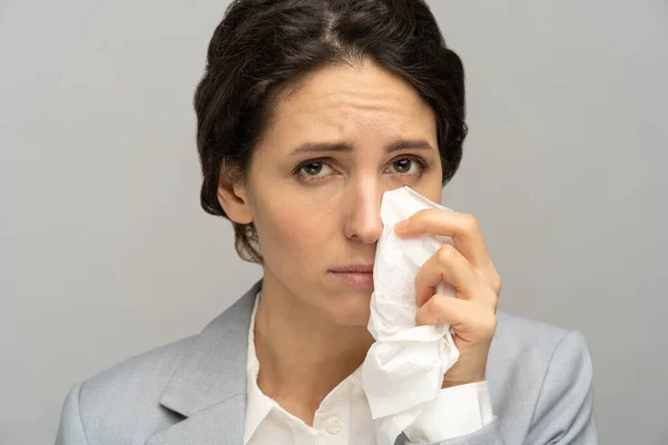 Triste llorando frustrado mujer de negocios después de ser despedido en el trabajo. Trabajador de oficina limpia lágrimas de los ojos — Foto de Stock