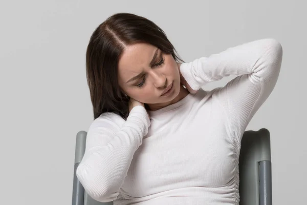 Close Portret Van Ongezonde Vrouw Witte Top Met Pijn Haar — Stockfoto