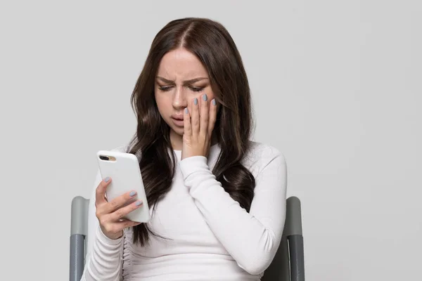 Retrato Triste Mujer Joven Deprimida Leyendo Teléfono Mensaje Teléfono Sentado — Foto de Stock