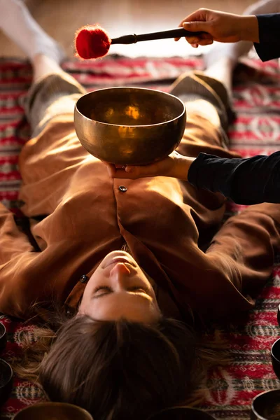Γυναίκα Κάνει Χαλαρωτικό Μασάζ Διαλογισμό Ηχητική Θεραπεία Tibetian Μπολ Τραγούδι — Φωτογραφία Αρχείου