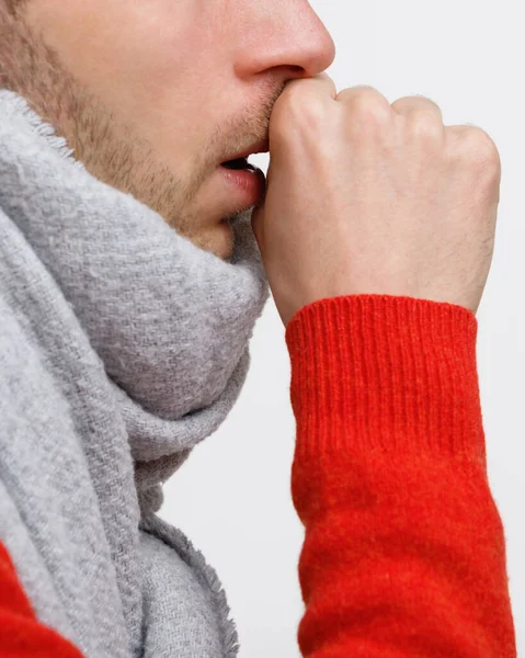 Turuncu Kazaklı Sağlıksız Bir Adamın Soğuk Algınlığı Grip Solunum Enfeksiyonları — Stok fotoğraf