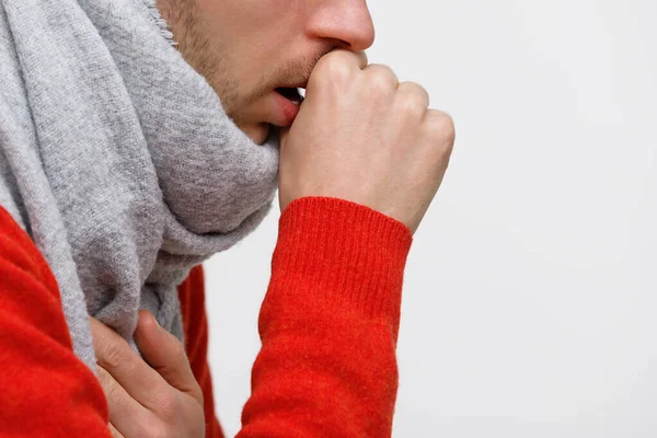 Primer Plano Del Hombre Malsano Suéter Naranja Que Sufre Tos — Foto de Stock