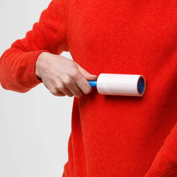 Erkek Eli Kumaşları Temizlemek Için Yapışkan Bir Silindir Kullanıyor Kırmızı — Stok fotoğraf