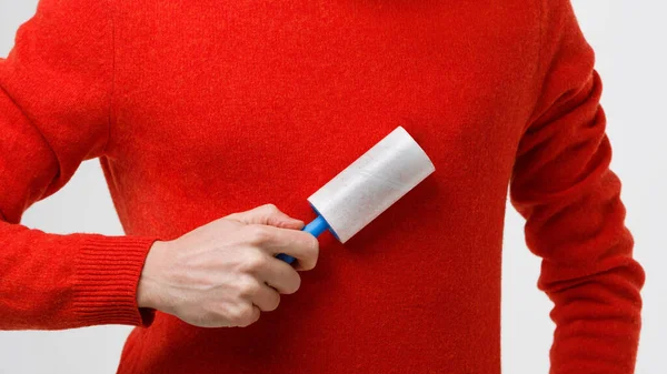 Erkek Eli Kumaşları Temizlemek Için Yapışkan Bir Silindir Kullanıyor Kırmızı — Stok fotoğraf