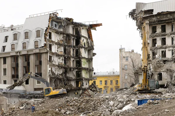 Demolición Del Edificio Apartamentos Hormigón Con Excavadora Hidráulica — Foto de Stock