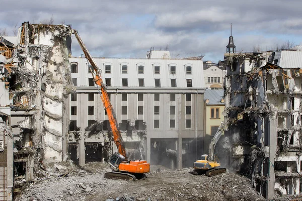 Construção Antigo Hotel Demolição Para Nova Construção Utilizando Uma Escavadora — Fotografia de Stock