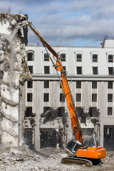 Edifício Antigo Hotel Demolição Para Nova Construção Usando Uma Escavadeira — Fotografia de Stock