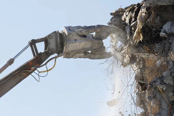 Closeup Demolition Concrete Apartment Building Hydraulic Excavator Hydraulic Cutter Crane — Stock Photo, Image