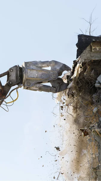 Fechar Demolição Prédio Apartamentos Concreto Com Escavadeira Hidráulica Guindaste Cortador — Fotografia de Stock