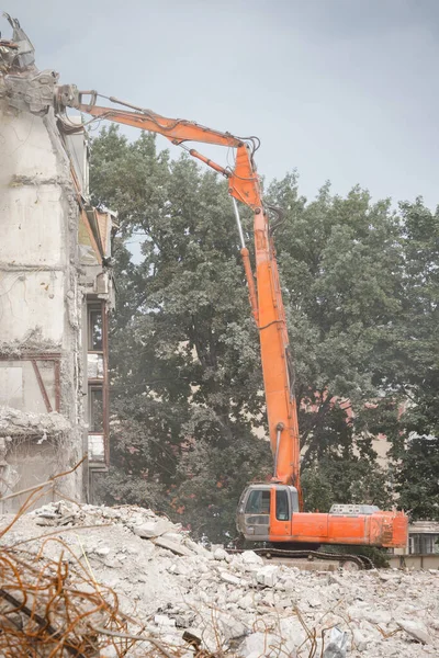 Demolición Del Edificio Con Excavadora Destructora Para Trabajos Gran Altitud — Foto de Stock