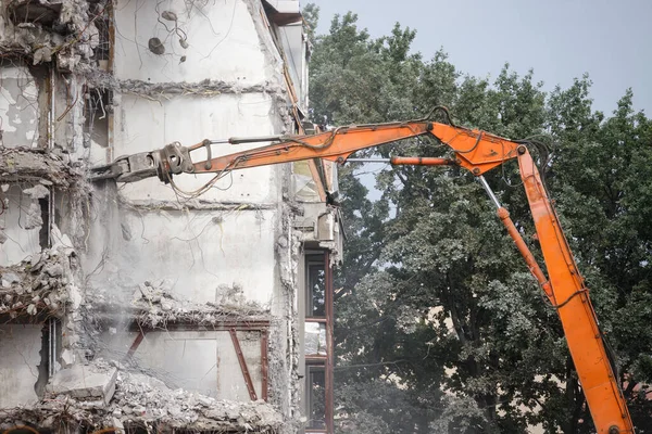 Demolición Del Edificio Grúa Agarre Roja Con Tijeras Hidráulicas Primer — Foto de Stock