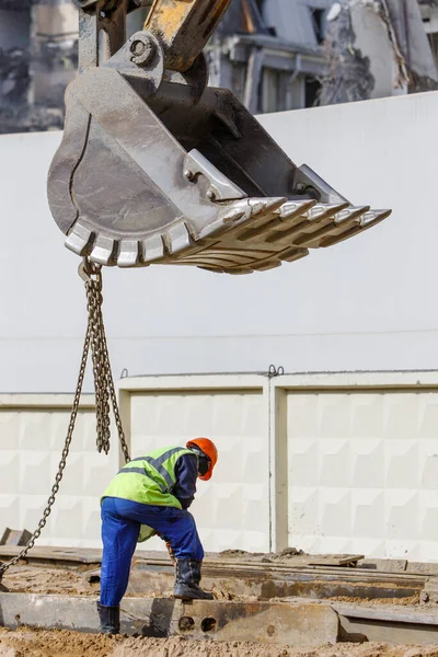 Escavadeira Balde Levantamento Feixe Metal Com Trabalhador Ajudando Canteiro Obras — Fotografia de Stock