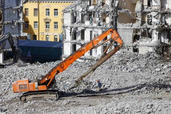 Demolición Del Edificio Con Excavadora Destructora Para Trabajos Gran Altitud — Foto de Stock