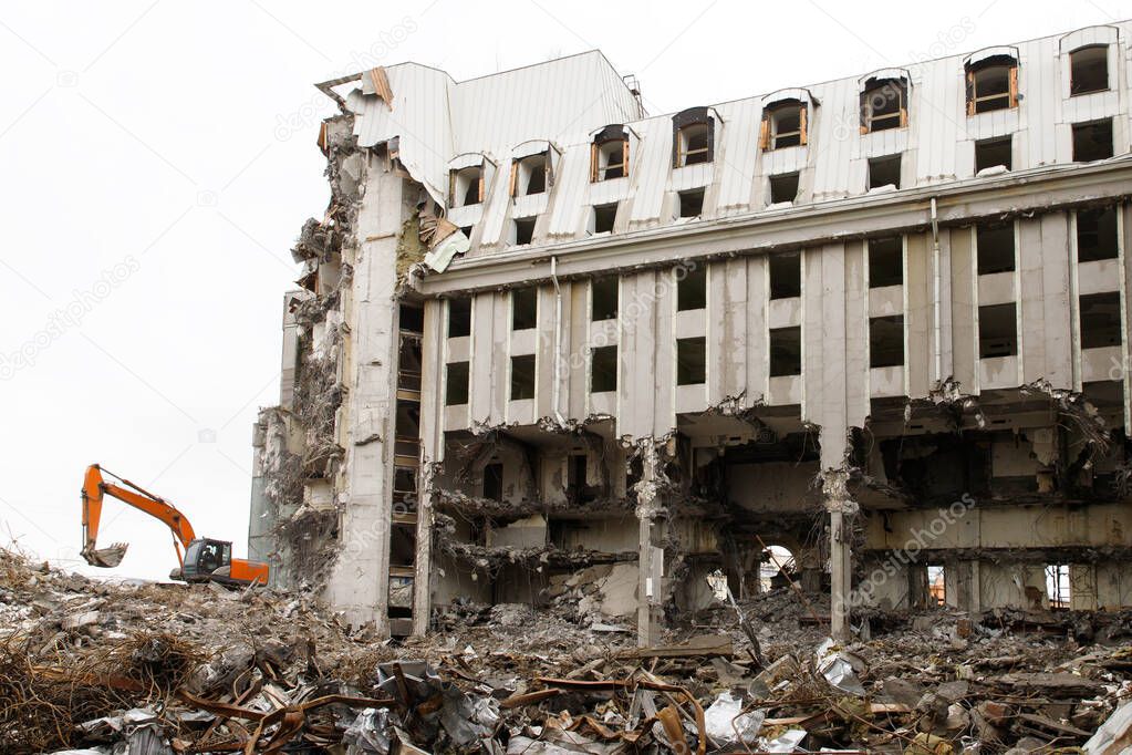 Building of the former hotel demolition for new construction, using a special excavator-destroyers. Complete highly mechanized demolition of building structures. 