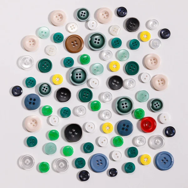 Coloridos Botones Costura Mixta Sobre Fondo Blanco Posición Plana Vista — Foto de Stock
